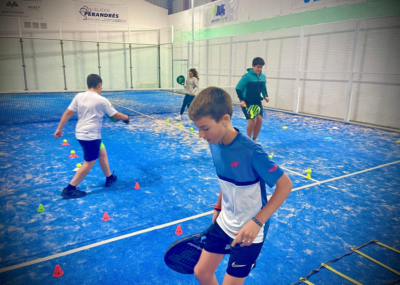 Alumnos haciendo ejercicios de desplazamiento en la pista