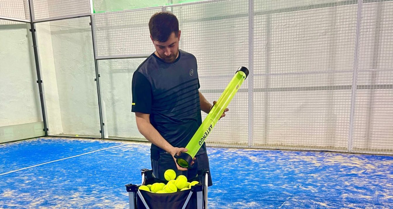 Mode recogiendo pelotas durante su sesión de entrenamiento de pádel