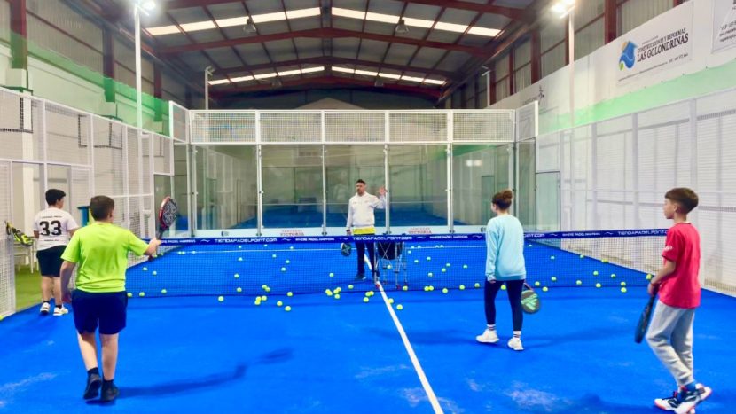 Jóvenes alumnos en clase de pádel