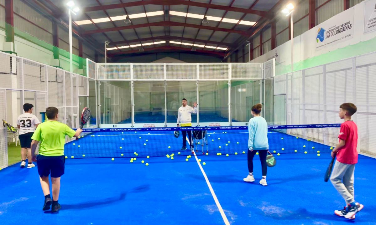 Jóvenes alumnos en clase de pádel