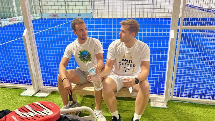 Juan Castillo Rodríguez y José Antonio Rodríguez Navarro hidratándose en el descanso de un partido de pádel en Motril