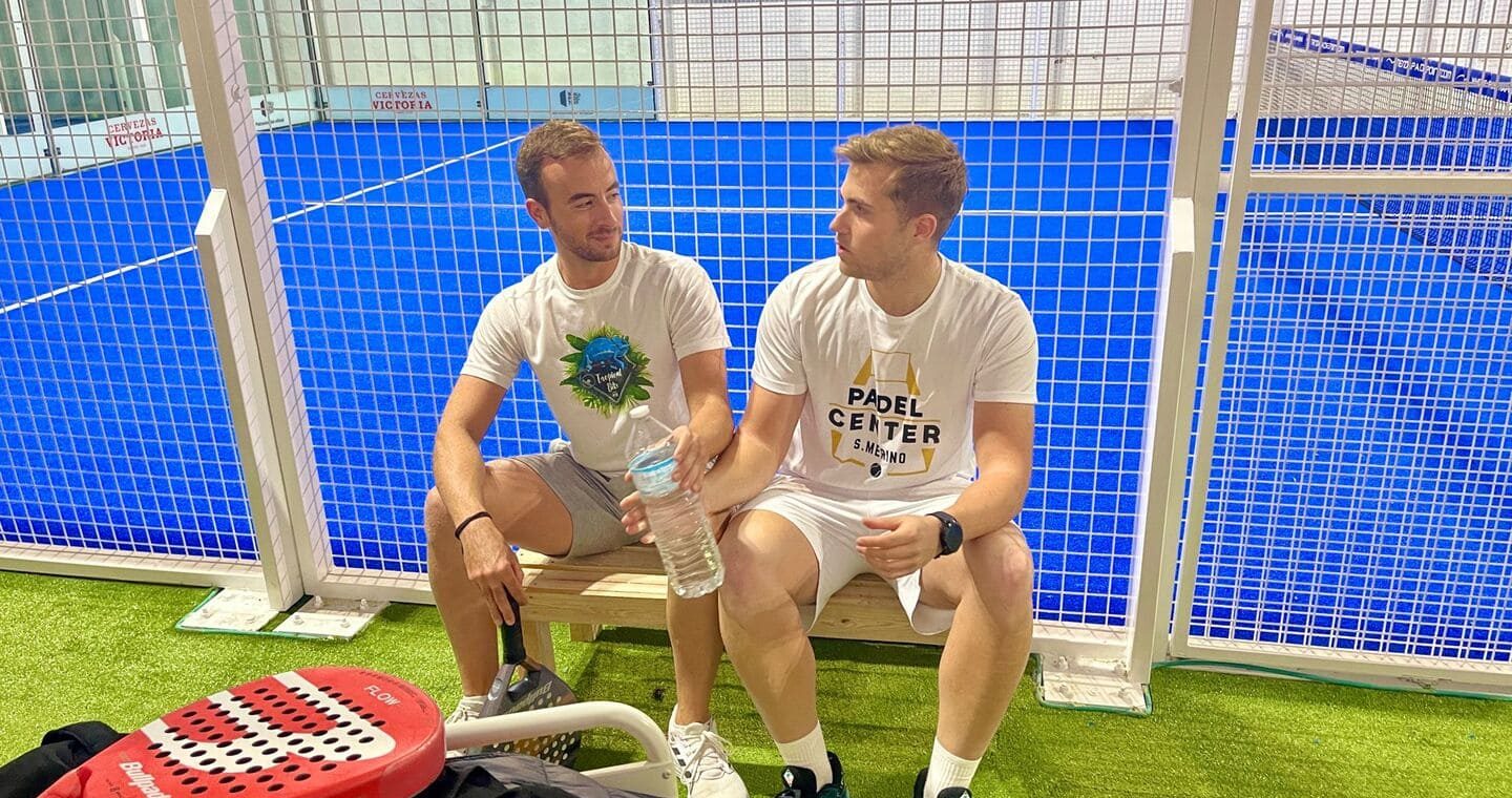 Juan Castillo Rodríguez y José Antonio Rodríguez Navarro hidratándose en el descanso de un partido de pádel en Motril