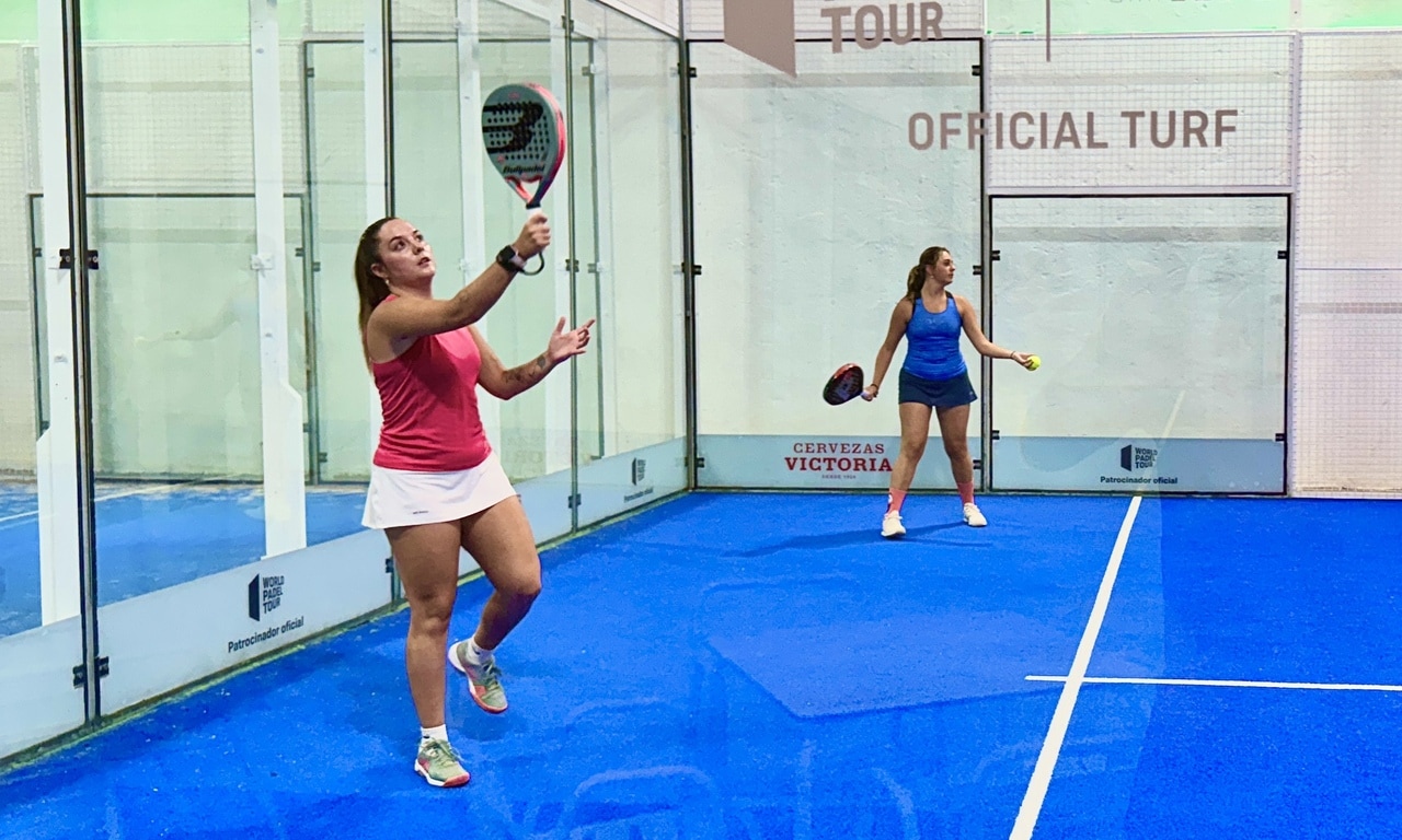 Andrea Álvarez y Lucía Rodríguez jugando un partido en Pádel Center S.Merino