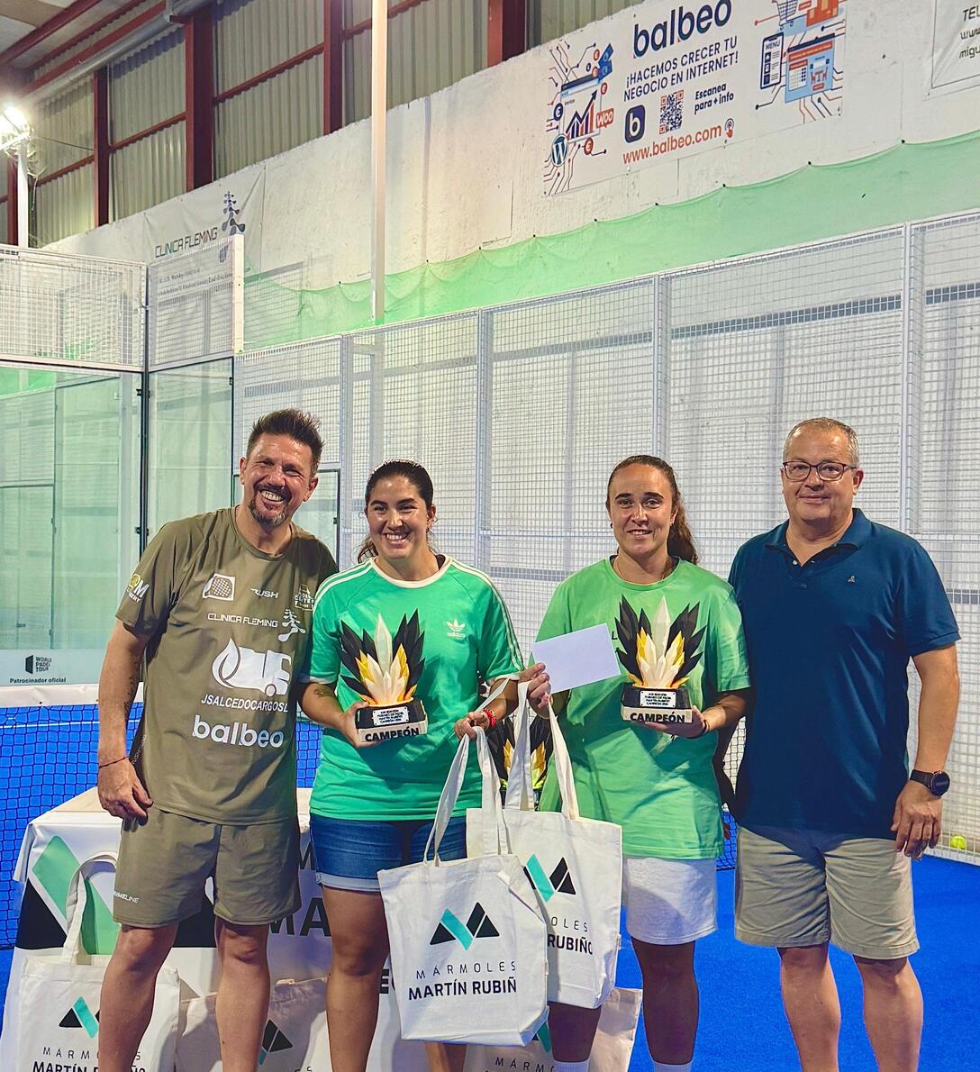 Campeonas de categoría femenina en el XXI Torneo de Pádel Mármoles Martín Rubiño 2026 en Motril