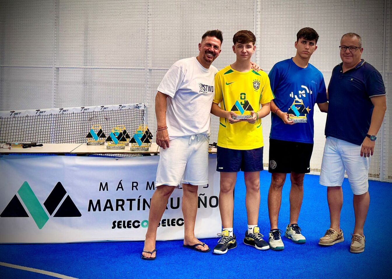 Javi Nollet e Iker Martínez junto a sus premios