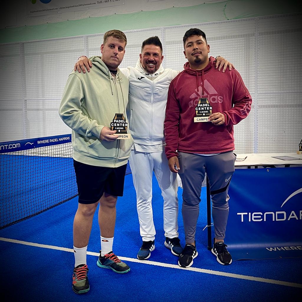 Dustin Pérez Jiménez y Luis Raya Estévez con los trofeos de campeones de la 3ª categoría masculina