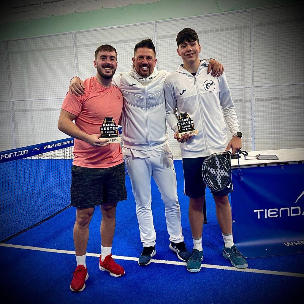 Enrique Pérez y Lucas Miranda con el trofeo de campeones de 2ª masculina