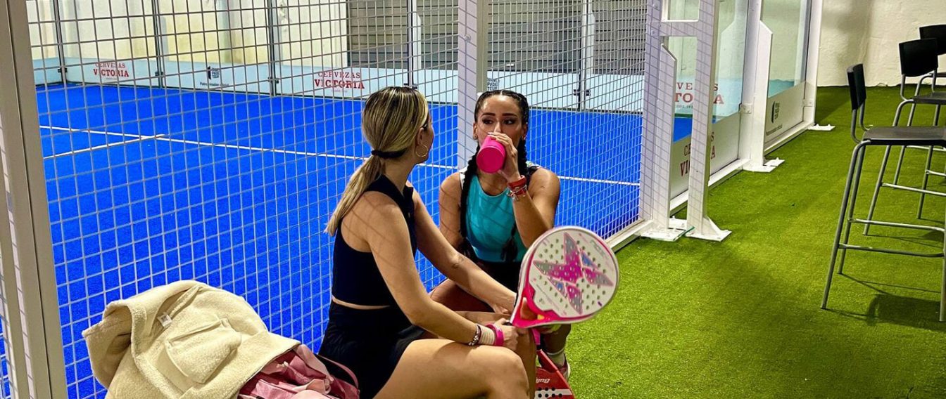 Daniela Márquez Ferres y Alba Blanco descansando durante un juego en un partido de Pádel