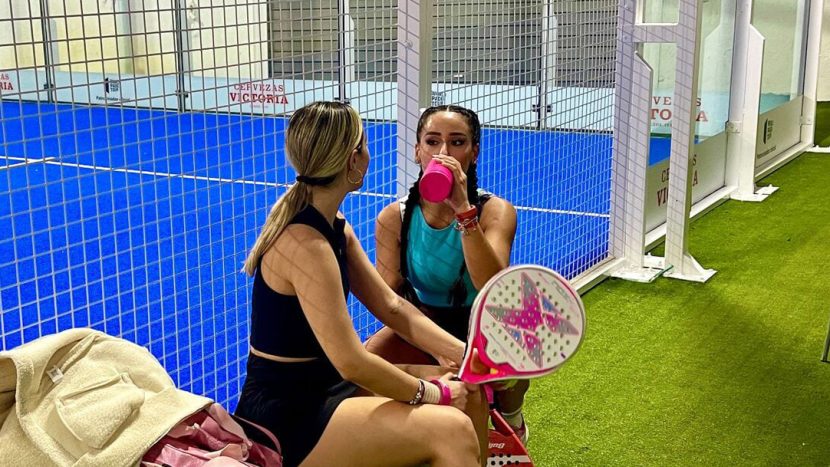 Daniela Márquez Ferres y Alba Blanco descansando durante un juego en un partido de Pádel