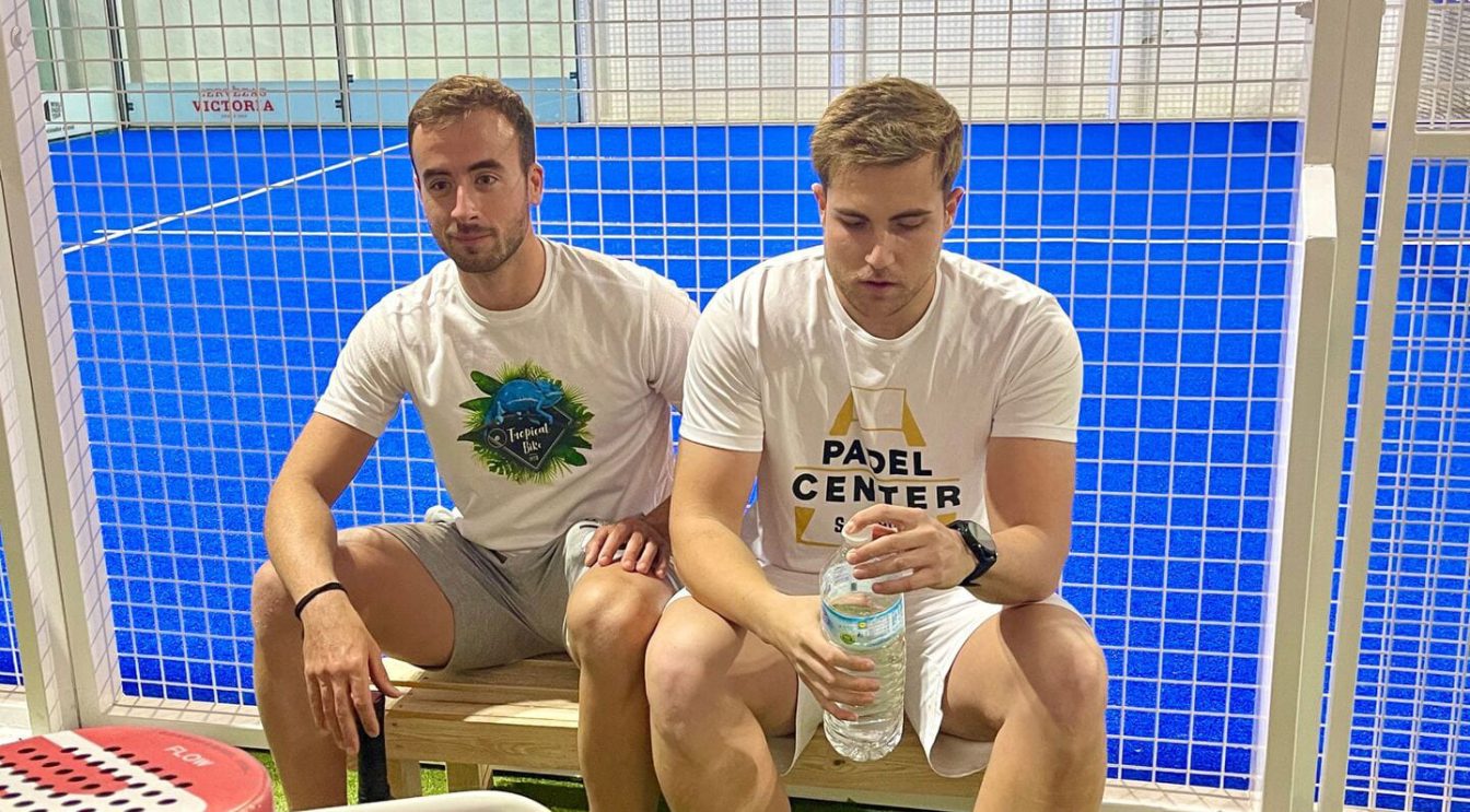 José Antonio Rodríguez Navarro y Juan Castillo Rodríguez descansando durante un partido de pádel en Motril