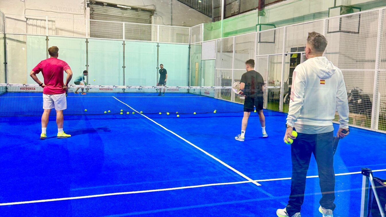 Alumnos en situación de partido durante un entrenamiento