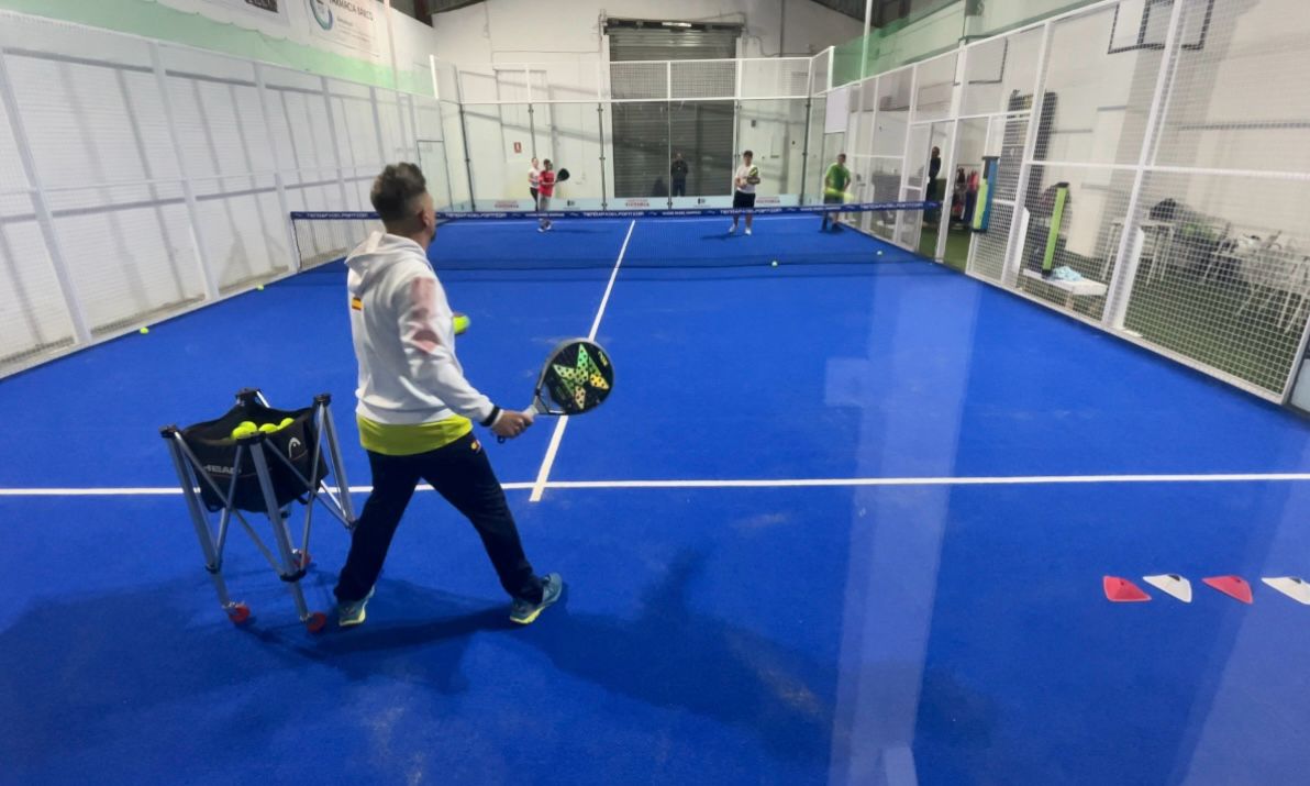 Paco Miranda dando clase en Pádel Center S. Merino