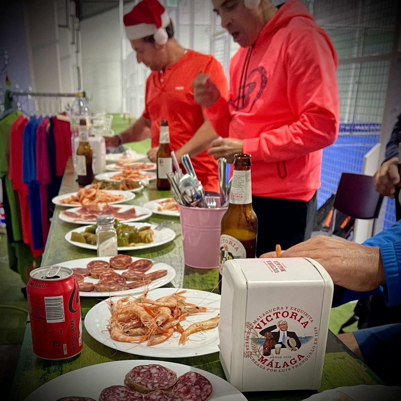 Gente comiendo algo en Pádel Center S. Merino con decoración navideña