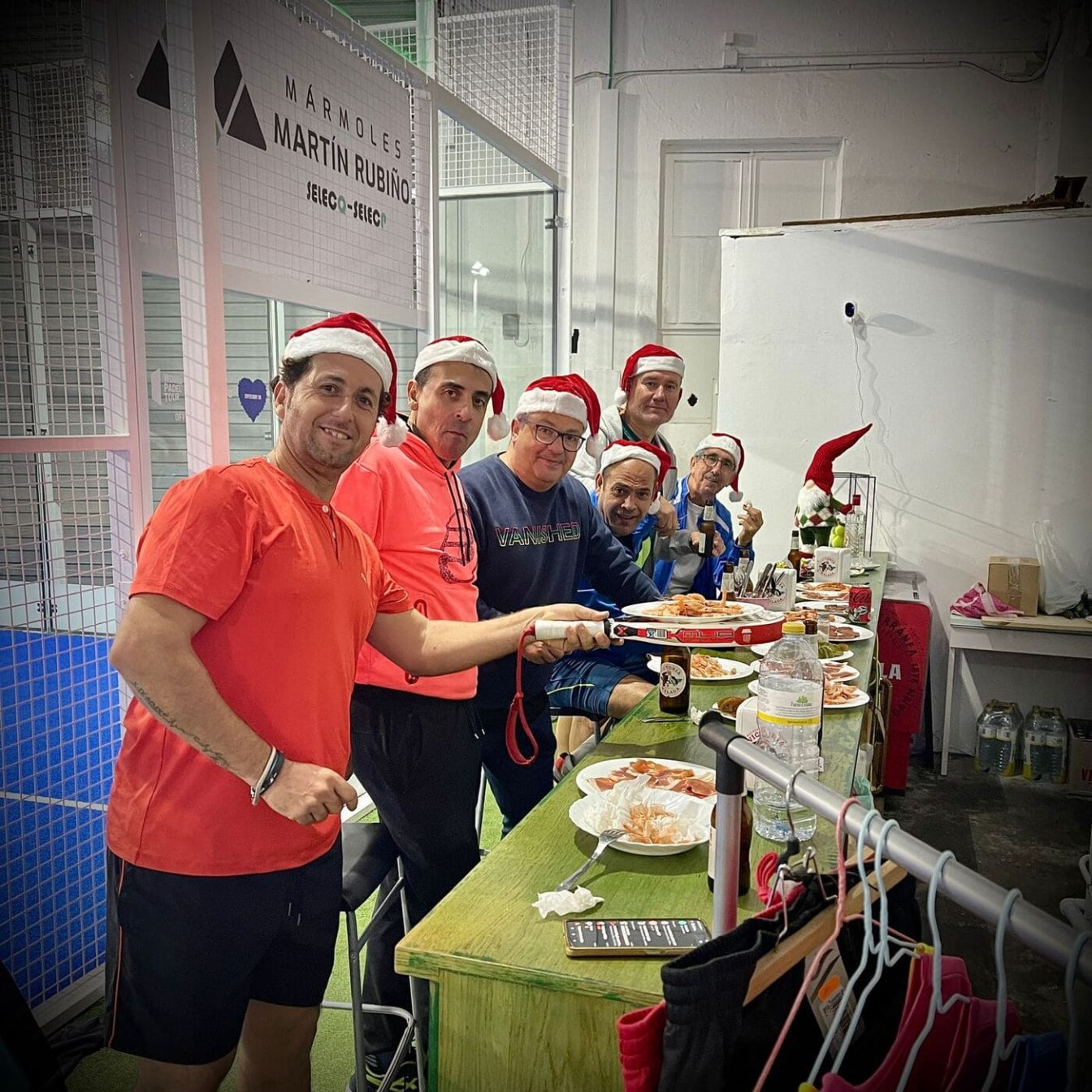 Gente celebrando la navidad en Pádel Center S. Merino con decoración navideña