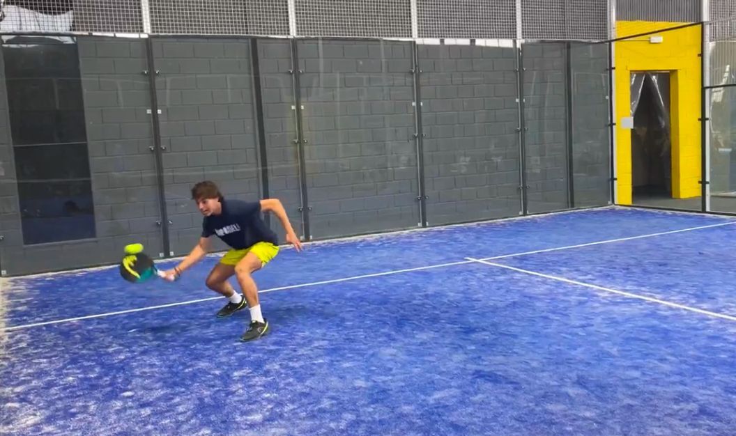 Edu Alonso realizando ejercicios desde el fondo de la pista