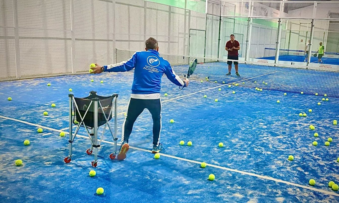 Paco Miranda haciendo sesión de entrenamiento con un alumno