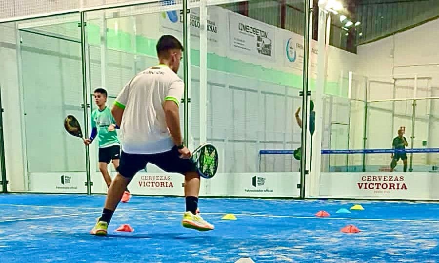 Entrenamiento de pádel a alumnos jóvenes de la academia de Paco Miranda