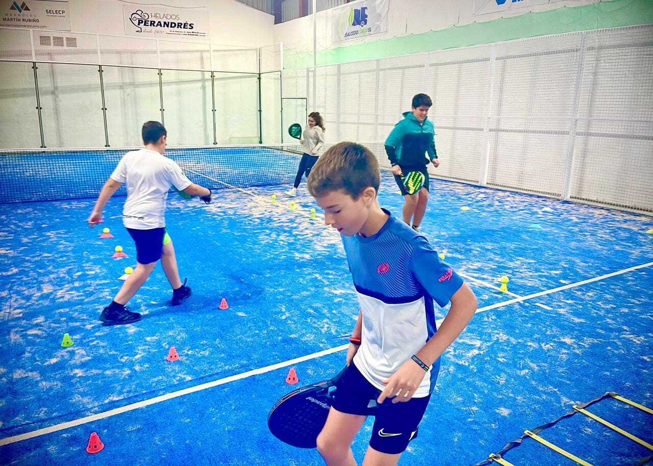 Entrenamiento físico de pádel de los niños en la escuela de Paco Miranda en Motril