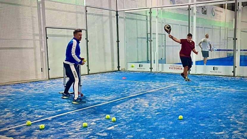 Entrenamiento de perfeccionamiento de golpeo desde fondo de pista