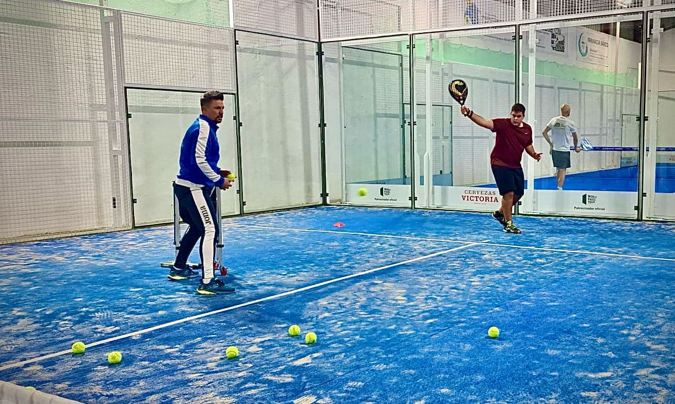 Entrenamiento de perfeccionamiento de golpeo desde fondo de pista