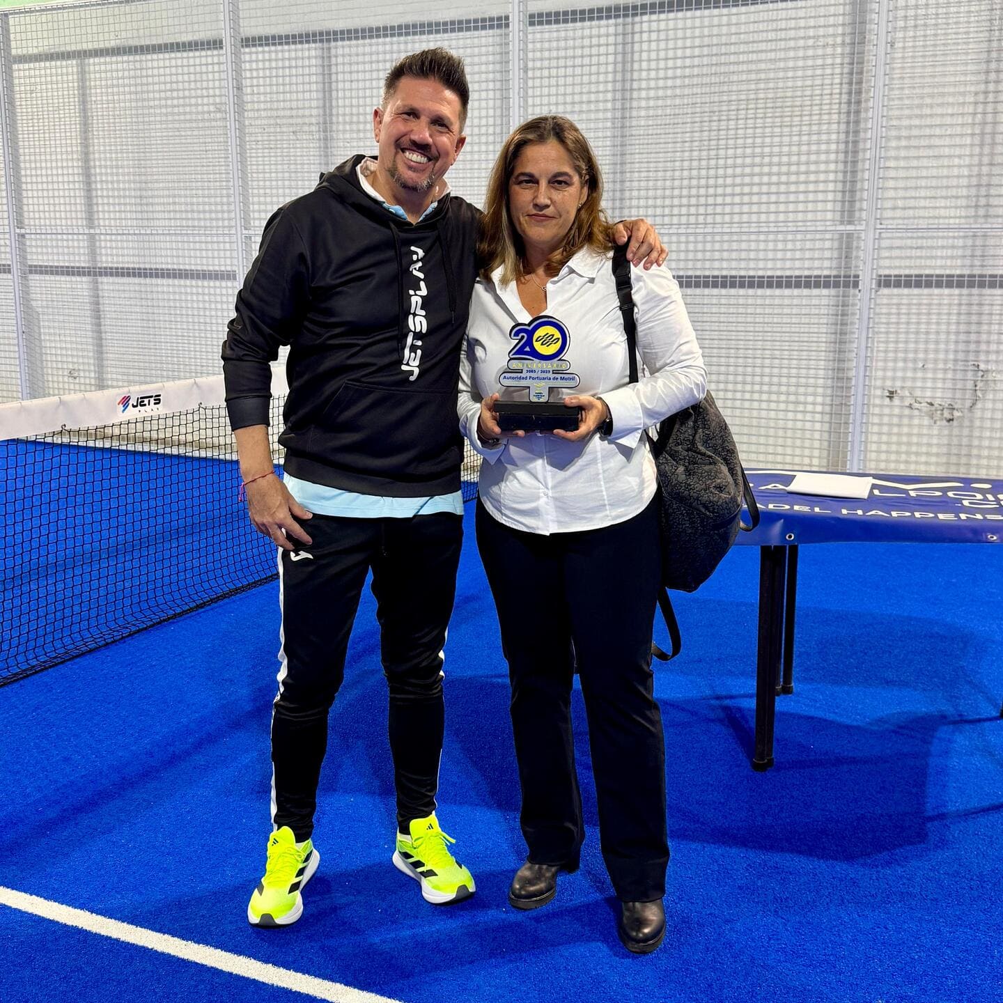 Mónica Navarro Rodríguez recibiendo el premio por la victoria en la categoría Mixto B