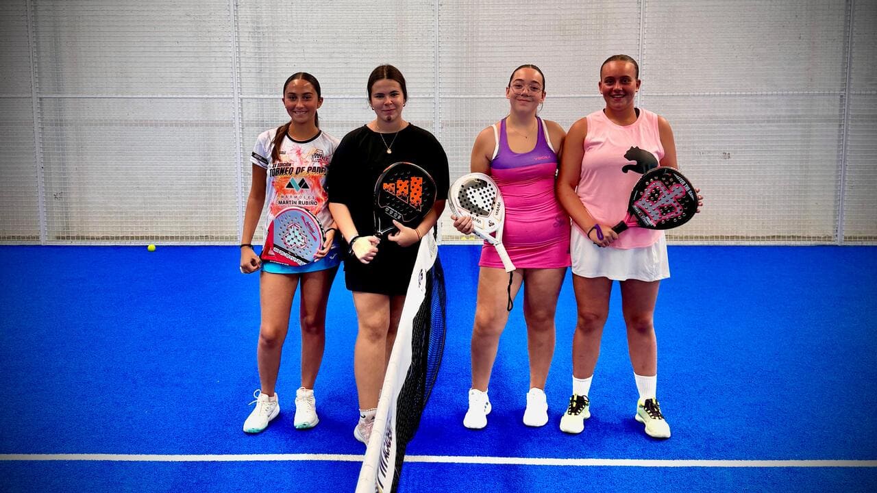 Alba Haro Merino y Aroa Rodríguez Delgado junto a Valeria Martín Manzano y Alba Rodríguez Estévez