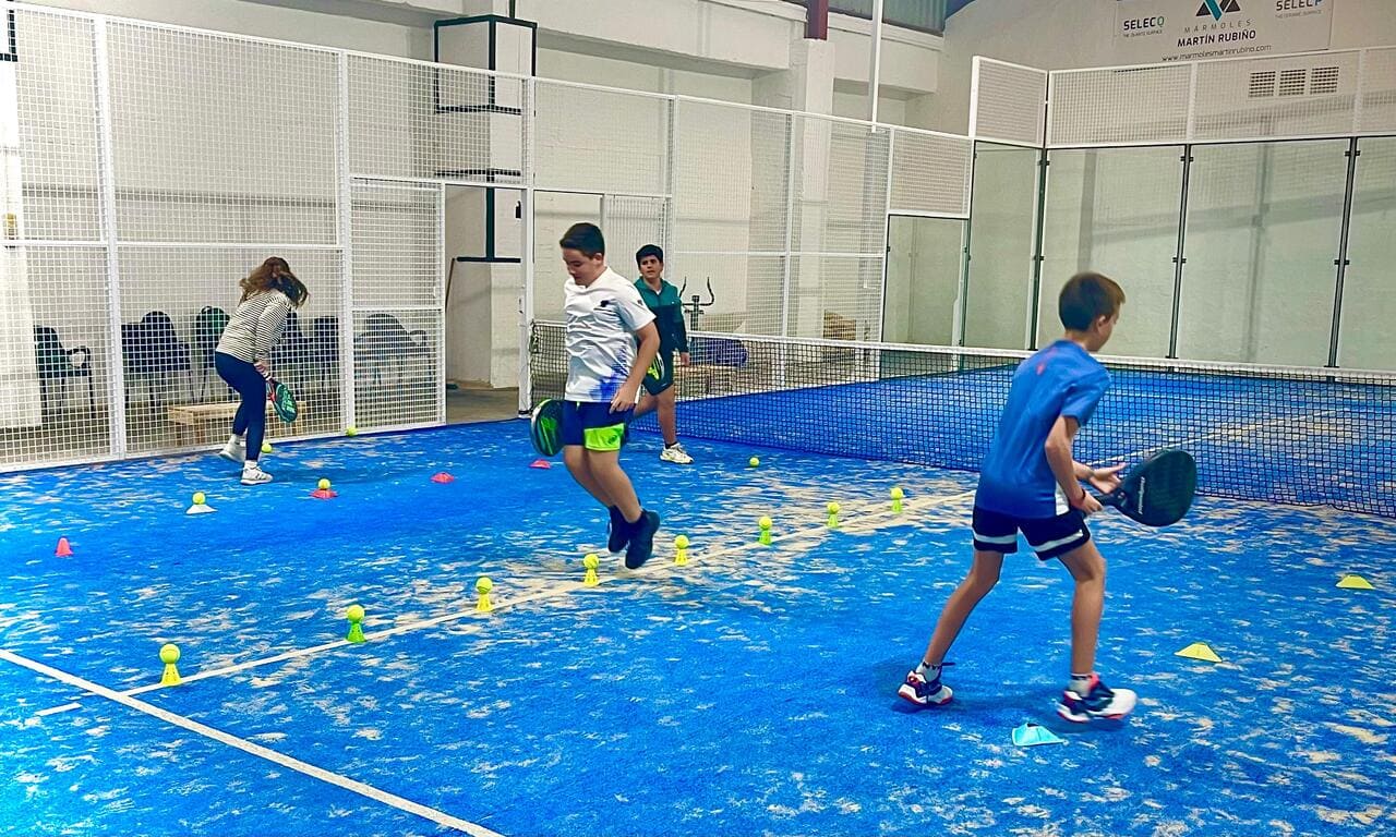 Entrenamiento físico de pádel de los niños en la escuela de Paco Miranda en Motril