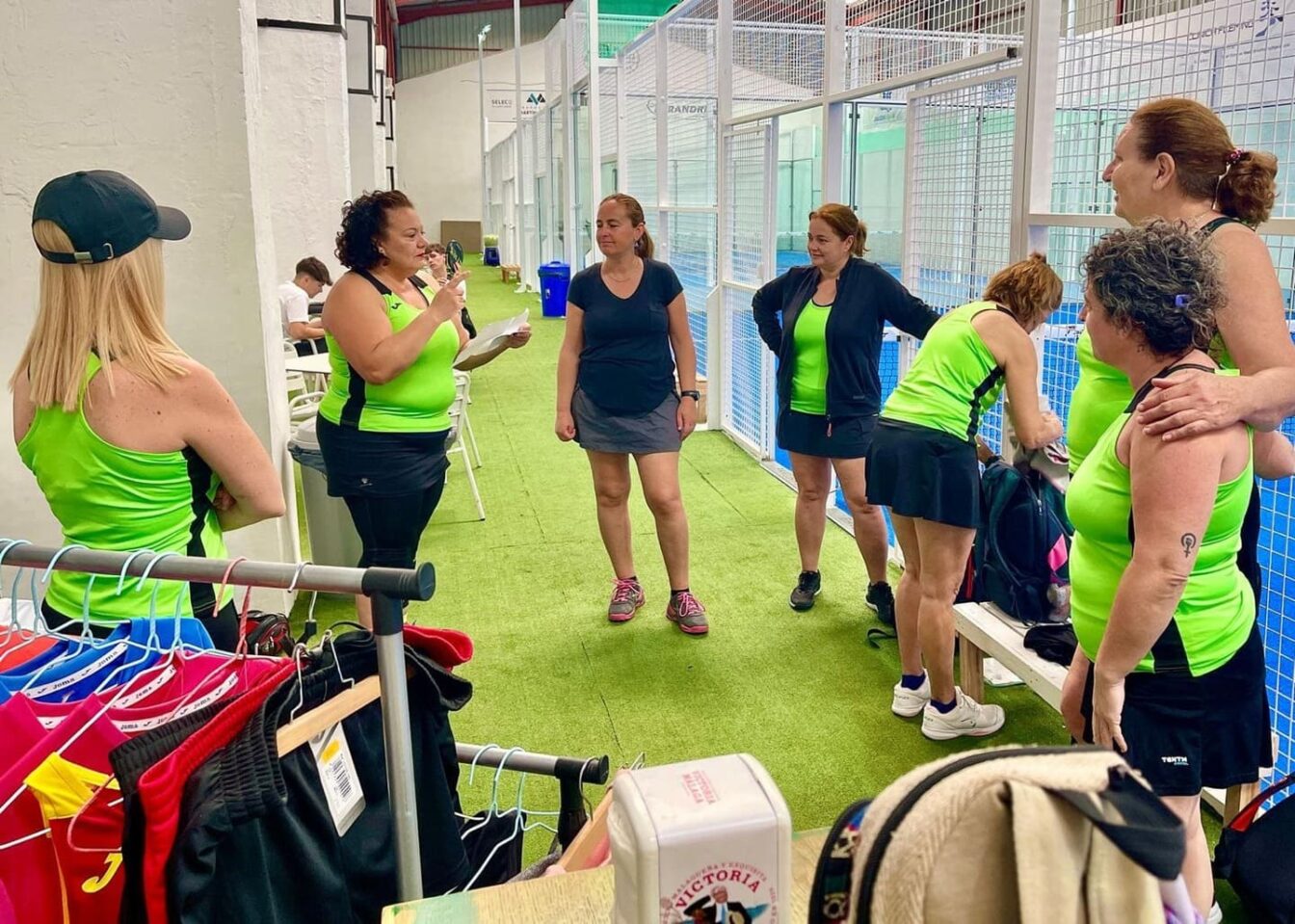 Grupo de mujeres charlando durante el descanso de un entrenamiento en Pádel Center S.Merino