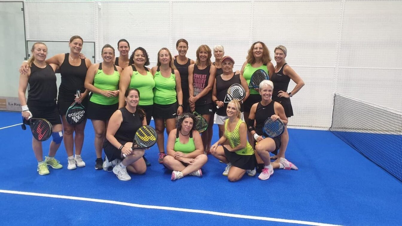 Grupo de mujeres tras finalizar un entrenamiento en Pádel Center S.Merino