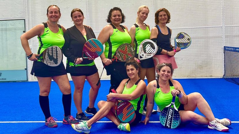 Grupo de mujeres en la pista de pádel de Pádel Center S. Merino en Motril