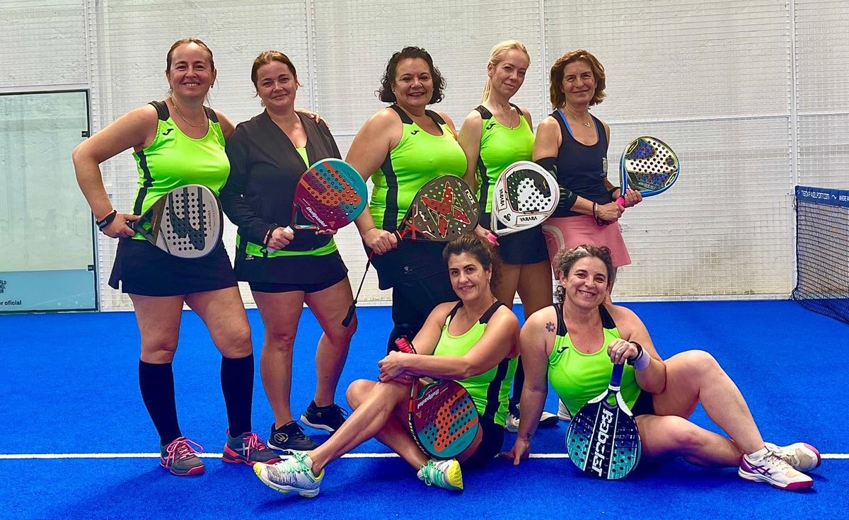 Grupo de mujeres en la pista de pádel de Pádel Center S. Merino en Motril