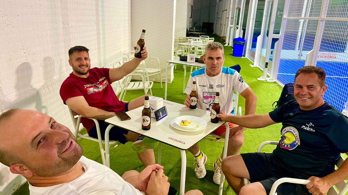 Jugadores refrescándose tras un partido en Pádel Center S.Merino