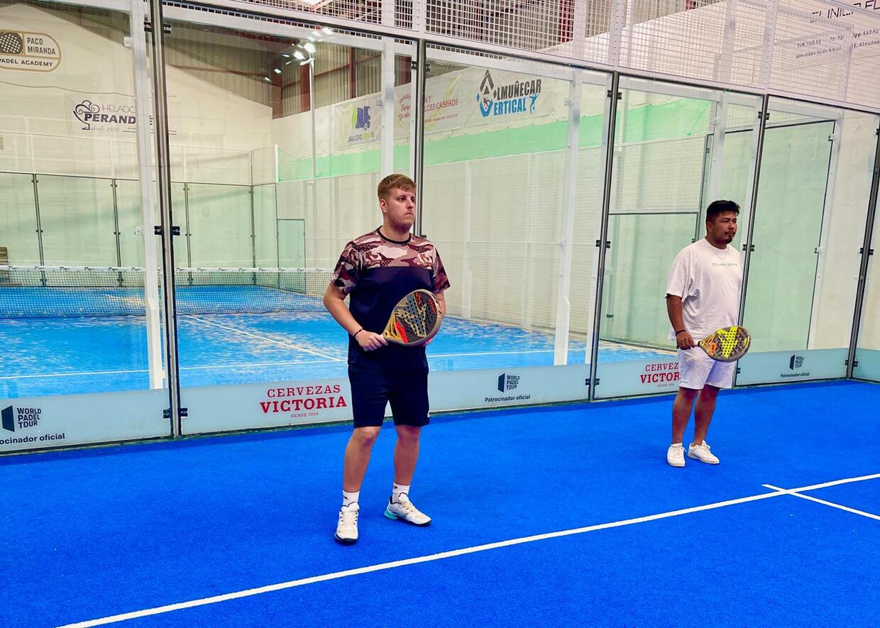 Luis Raya y Dustin probando palas de pádel SET en Pádel Center S.Merino