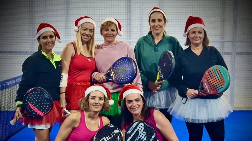 Chicas en pista con temática navideña en Pádel Center en Motril