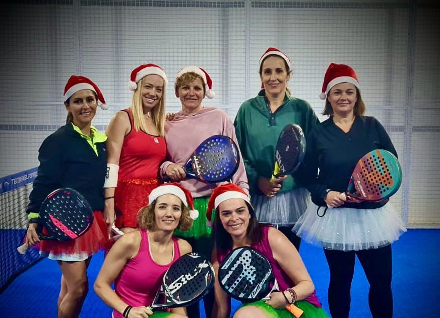 Chicas en pista con temática navideña en Pádel Center en Motril