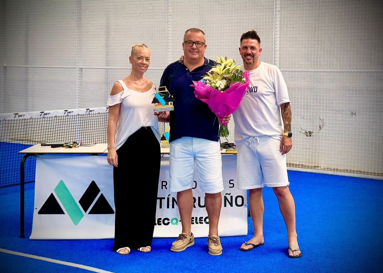 Paco Martín Rubiño recibiendo un obsequio por parte de la organización del torneo