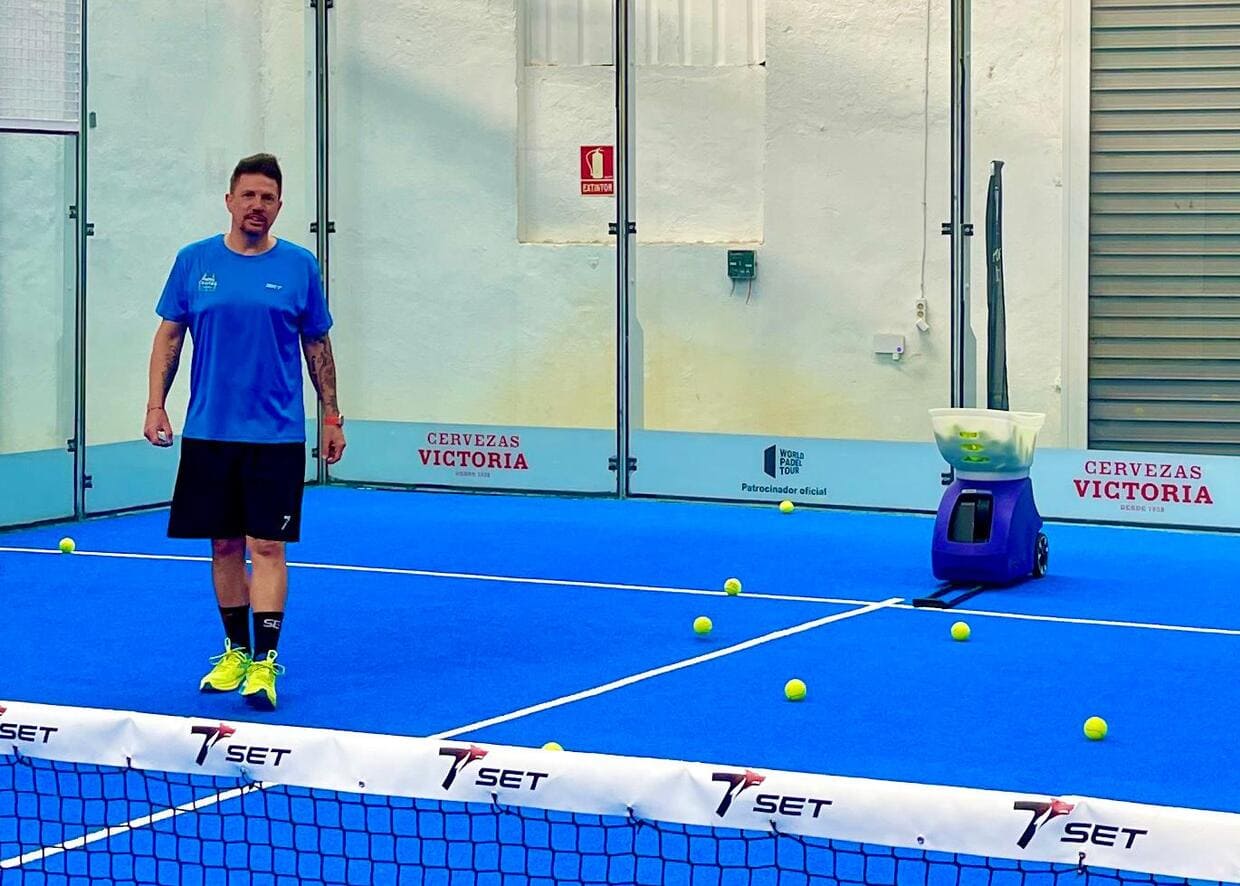 Paco Miranda en pista mientras se realiza una clase