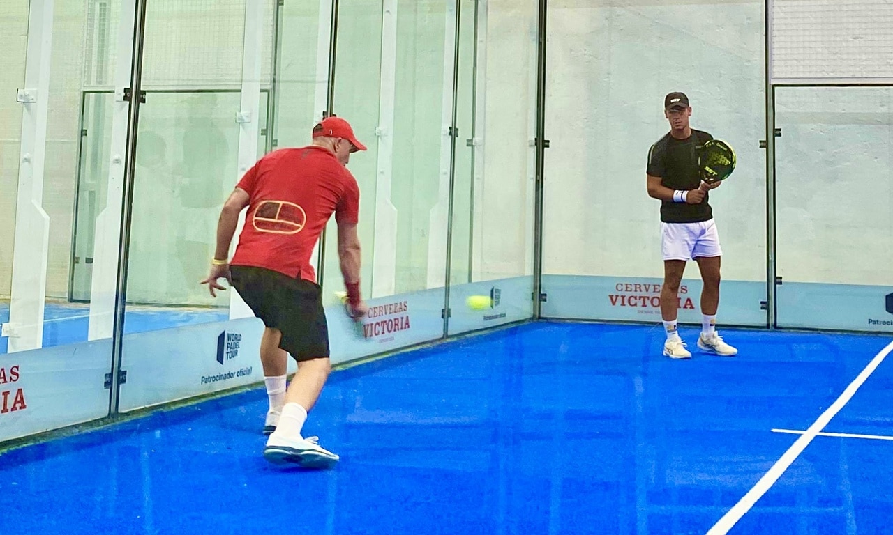 Paco Miranda y José Antonio Mendoza jugando un partido en Pádel Center S.Merino