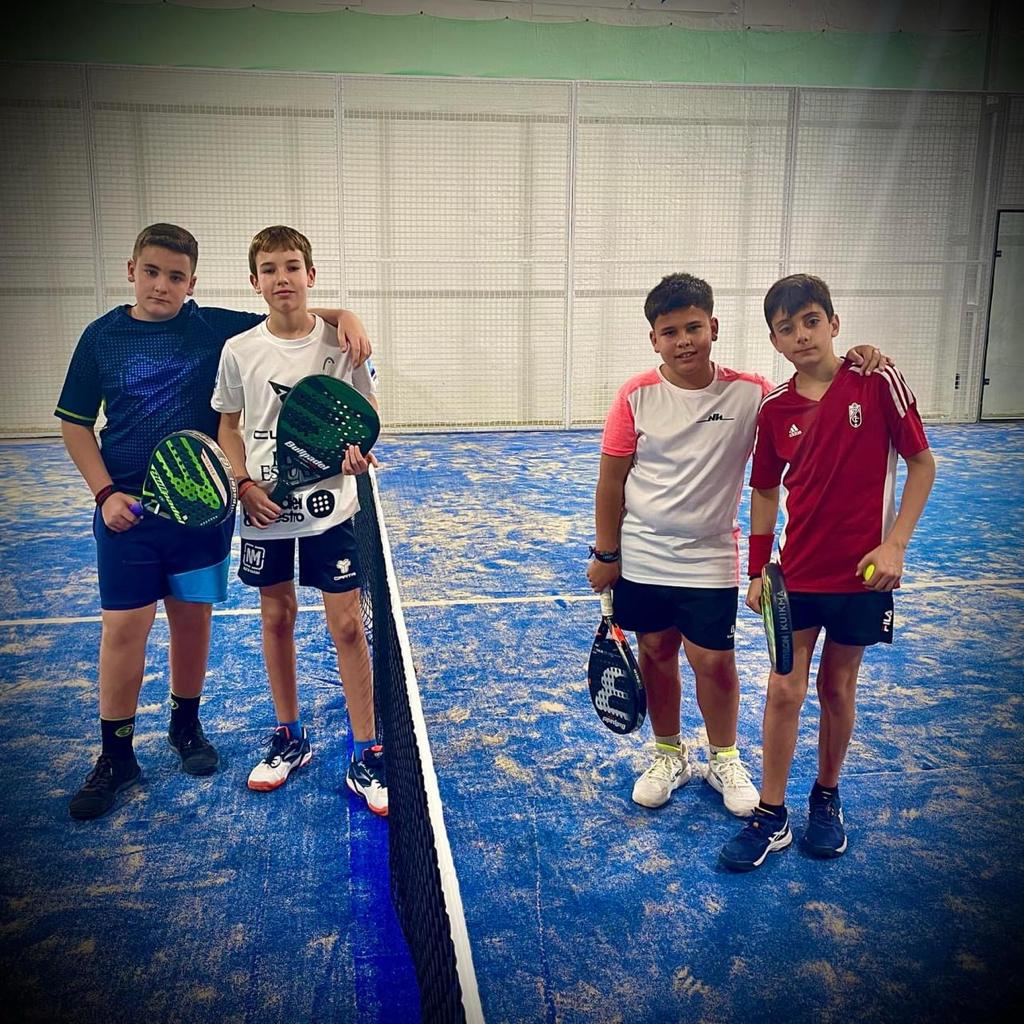 Niños antes de un partido en Pádel Center S. Merino