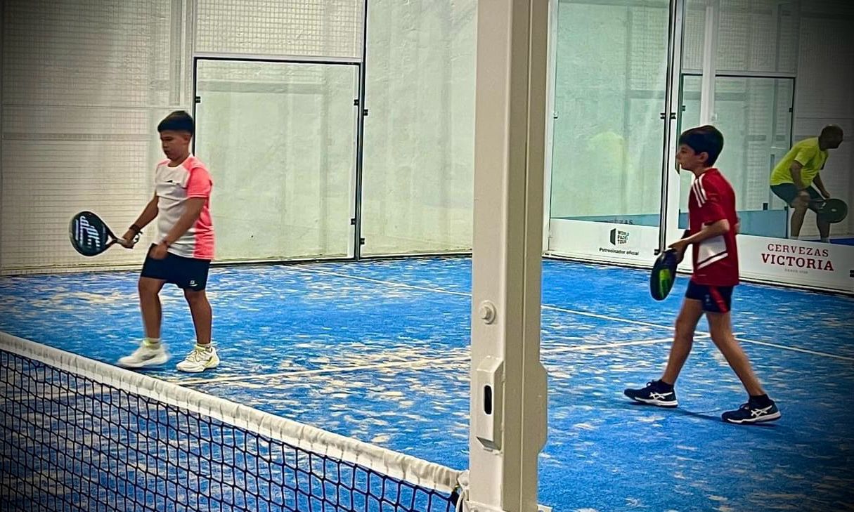 Niños disputando un partido de pádel en Pádel Center S. Merino