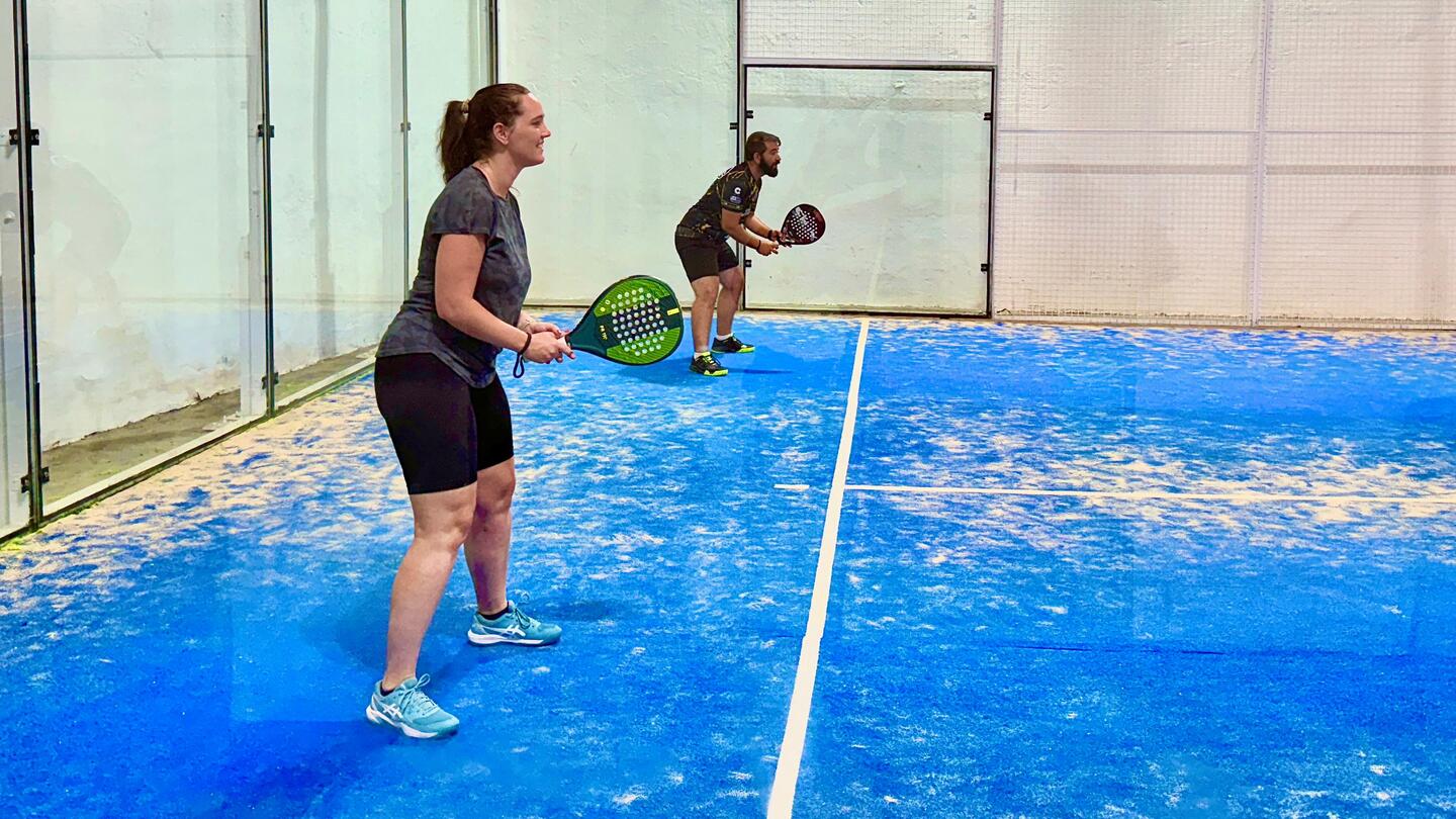 Pareja realizando entrenamiento en formato mixto de pádel en PM Global Academy en Motril
