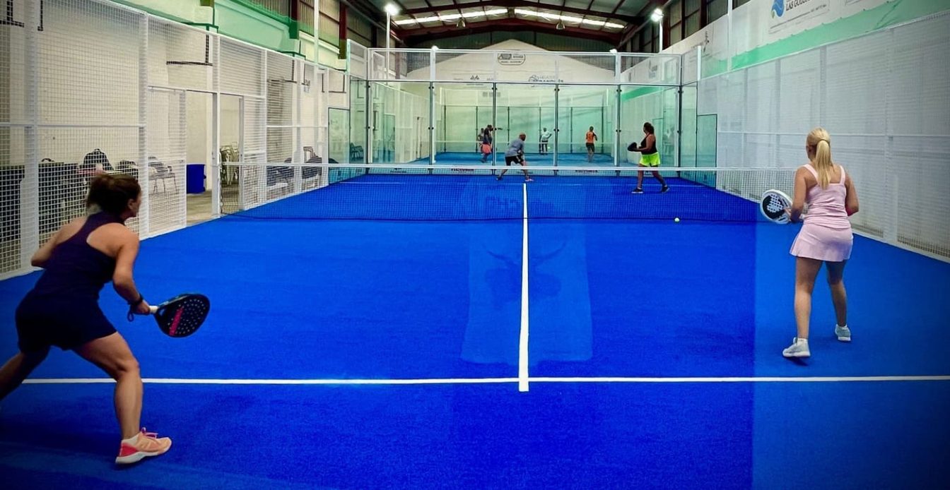 Partido femenino de pádel en Padel Center Motril S. Merino