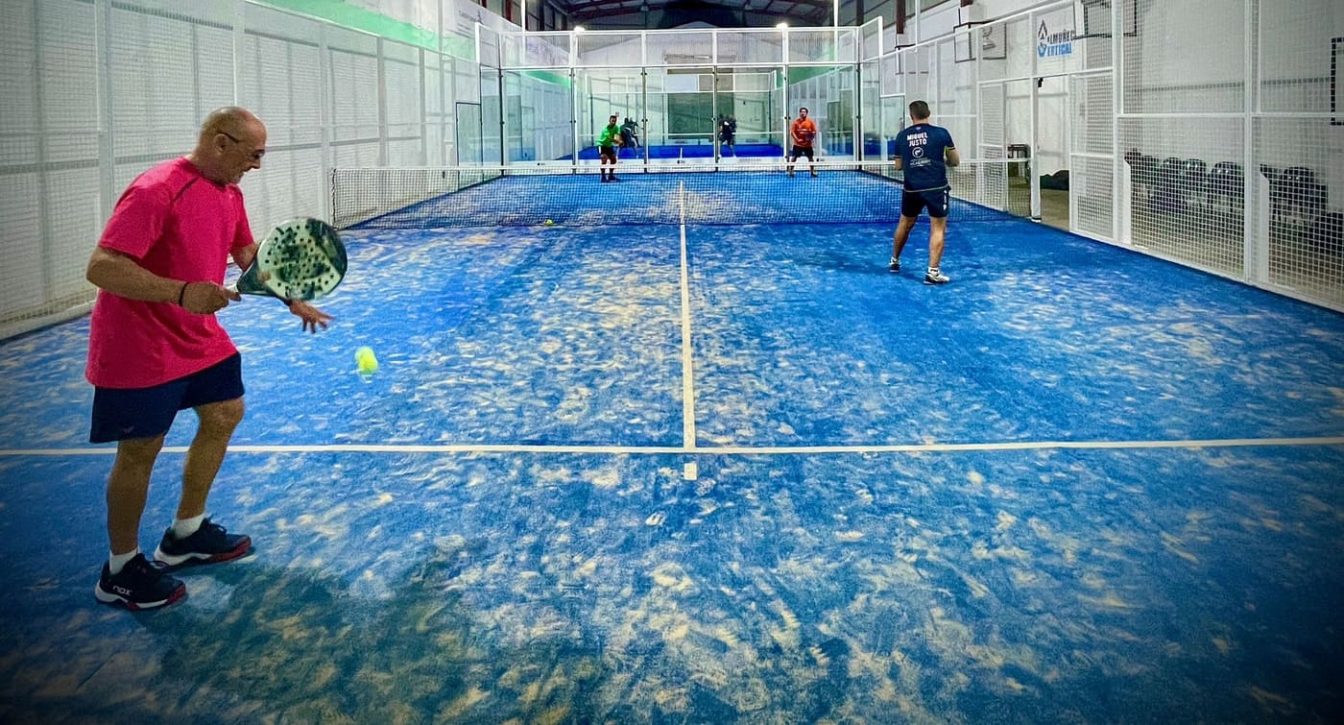 Partido masculino de pádel en Padel Center Motril S. Merino