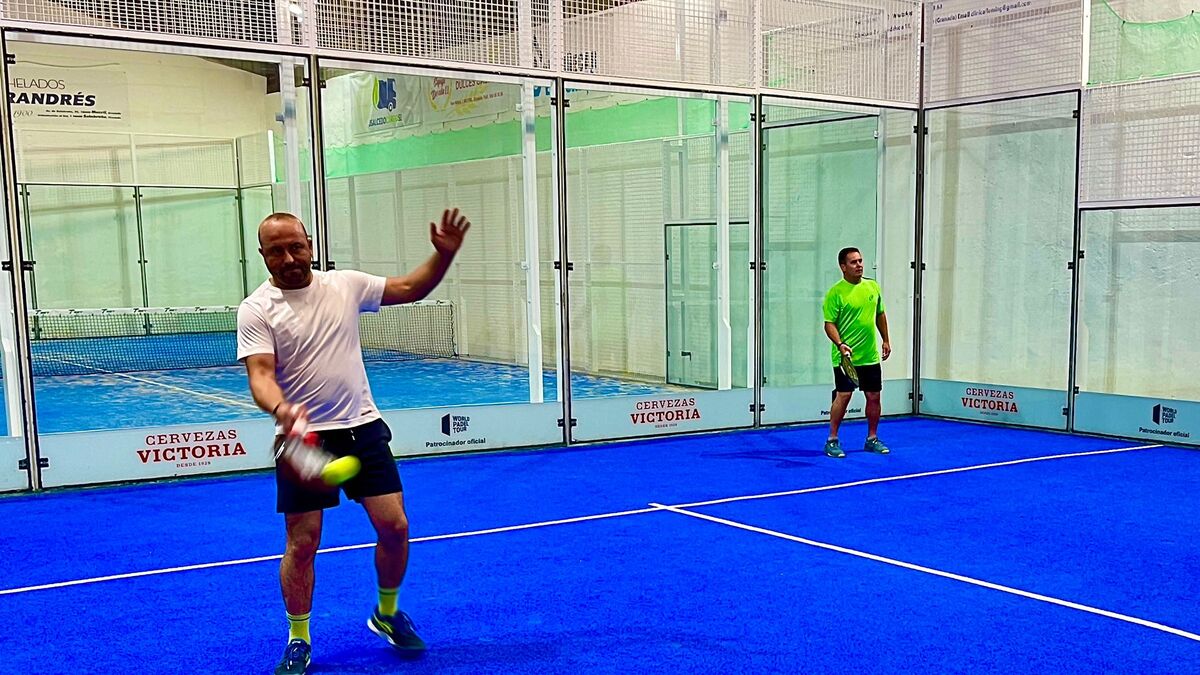 Jugador impactando la bola durante un partido en Pádel Center S.Merino