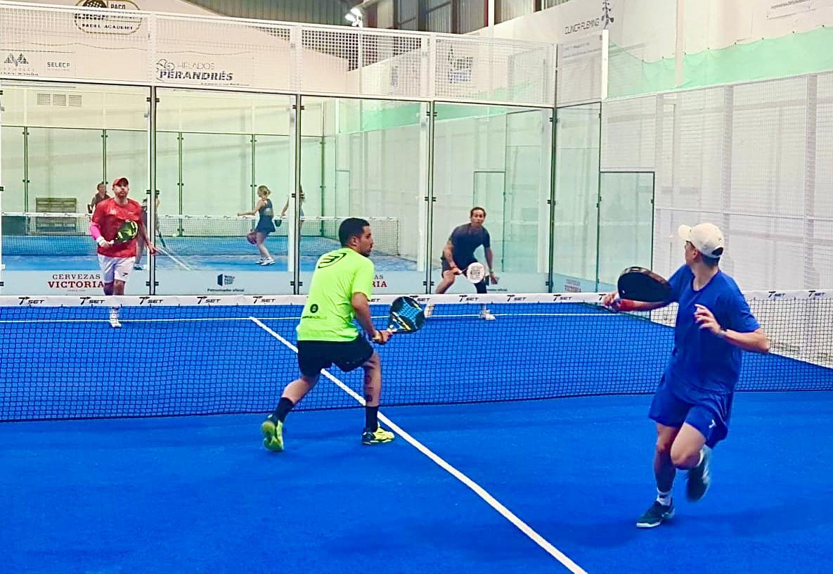 Lucas Miranda y Pablo González disputando un partido contra Paco Miranda y Jesús Manzano