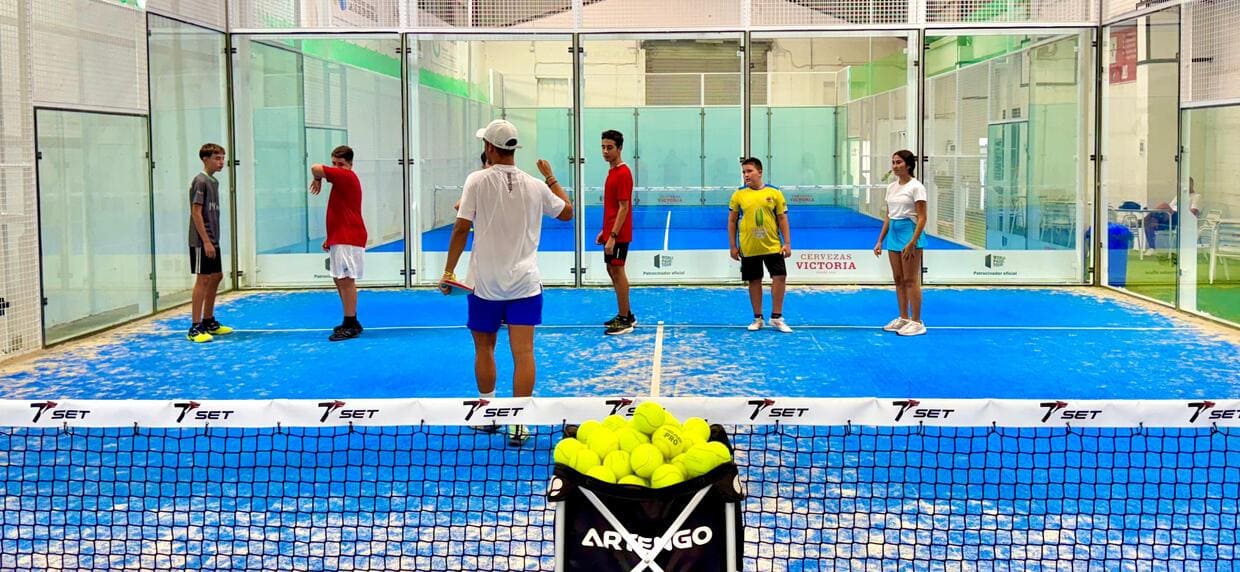 Niños dando clase en la escuela de Pádel de Paco Miranda en Motril