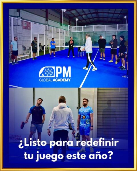 Alumnos recibiendo una charla antes de la sesión de entrenamiento de pádel