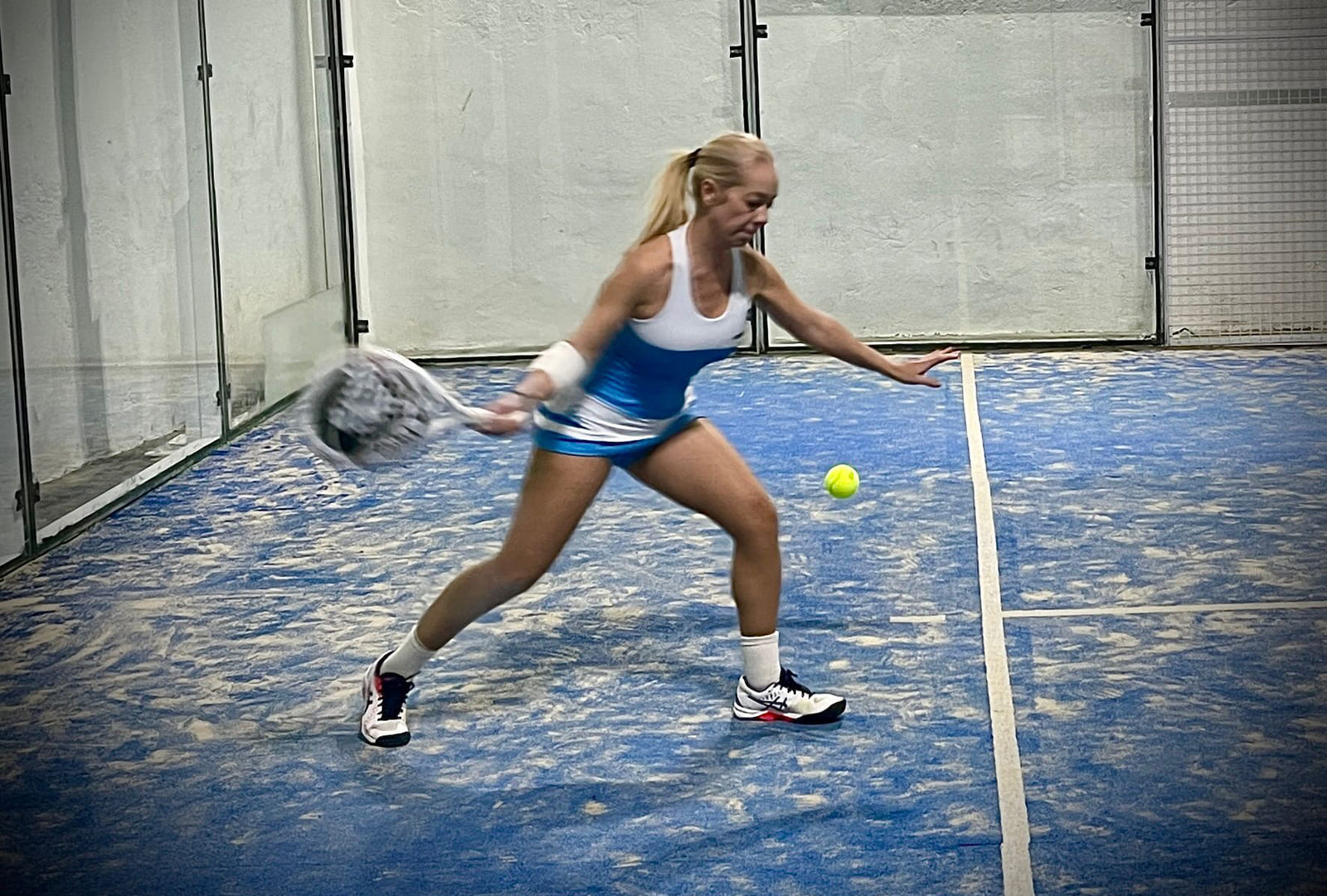 Sonia Merino realizando en saque en pádel