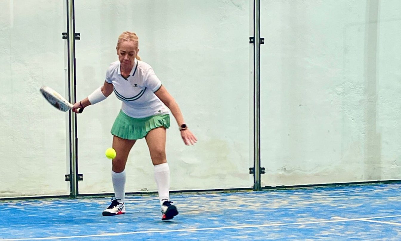 Sonia Merino realizando un saque en pádel